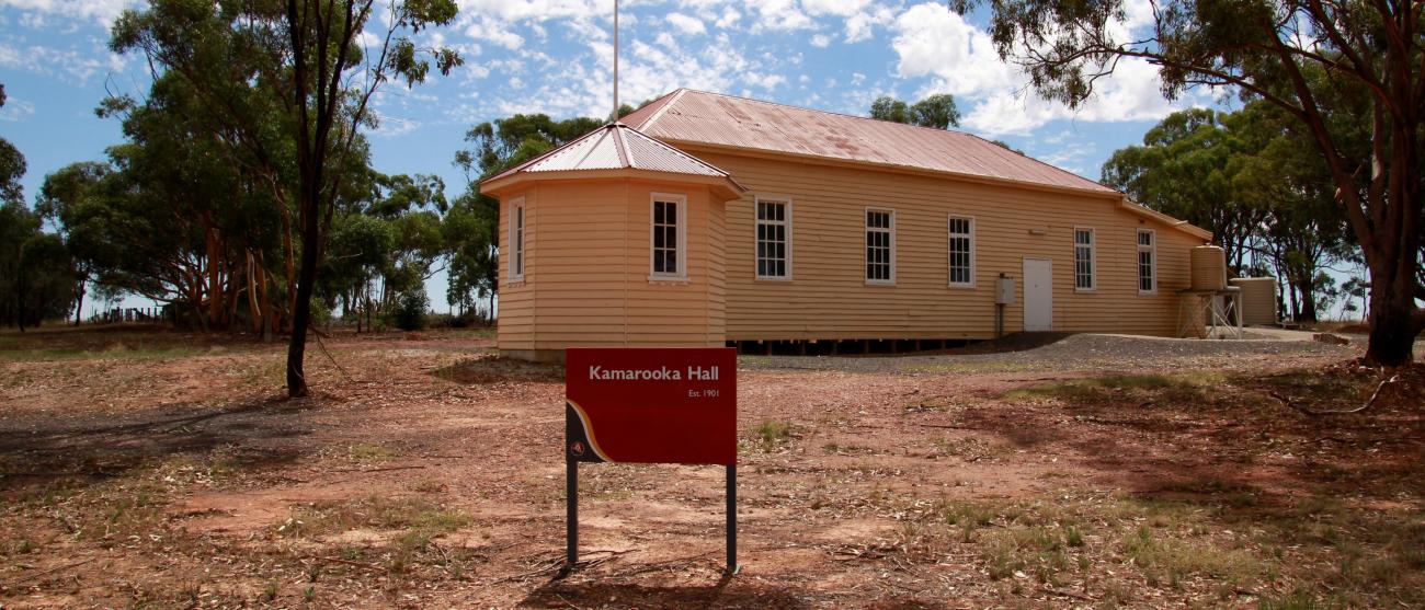 Kamarooka Public Hall is a large weatherboard building, with a small freestanding rotunda room.