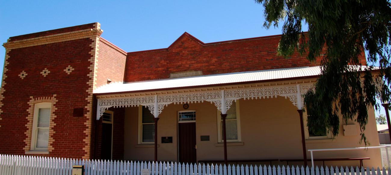 The California Gully Mechanics Institute Hall is a traditional brick building available for public hire.