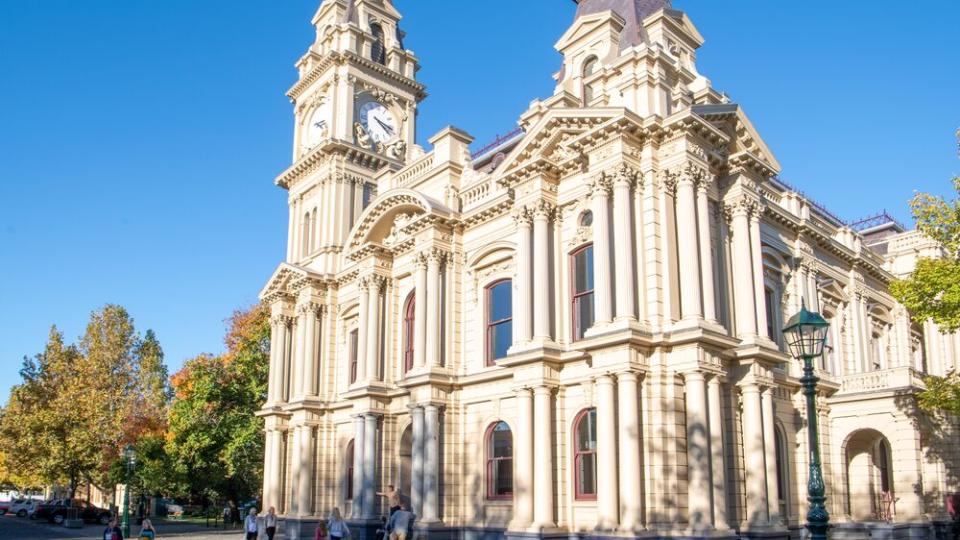 People around the Bendigo Town Hall and Civic Gardens, Hargreaves Street and Lyttleton Terrace