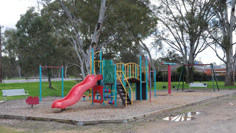 High Street/Danson Avenue Play Space 3568
