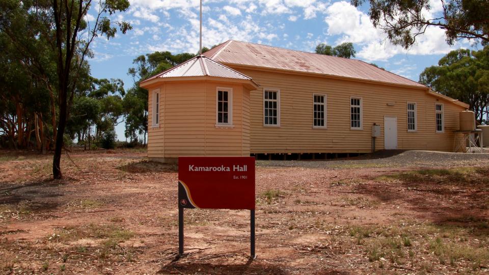 Kamarooka Public Hall is a large weatherboard building, with a small freestanding rotunda room.